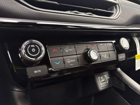 New 2026 Jeep Compass Latitude image 24