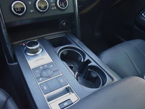 Used 2019 Land Rover Discovery SE image 20