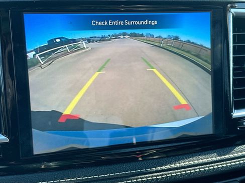 Used 2025 Chrysler Pacifica Limited image 17