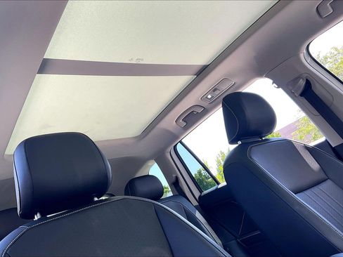 Certified 2022 Volkswagen Tiguan SE w/ Panoramic Sunroof Package AWD/4WD image 29