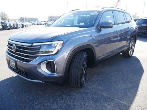 Used 2025 Volkswagen Atlas SE image 4