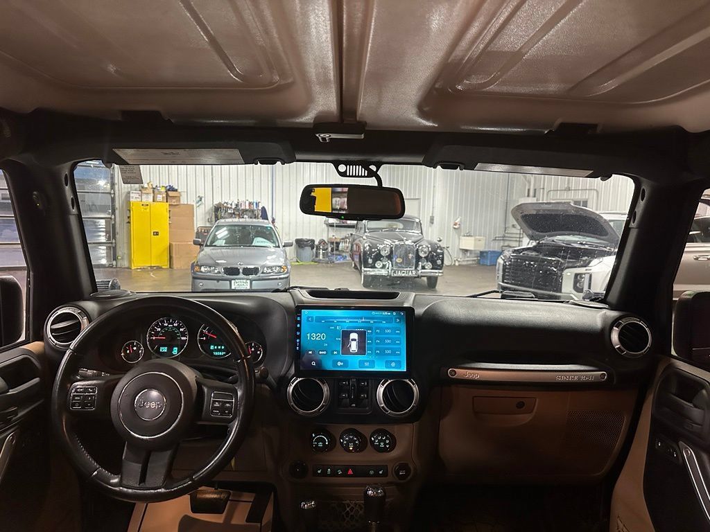 Used 2015 Jeep Wrangler Unlimited Sahara w/ Connectivity Group AWD/4WD image 25