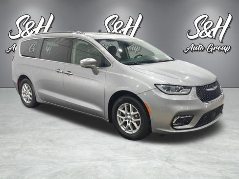 Used 2021 Chrysler Pacifica Touring-L w/ Uconnect Theater Family Group FWD image 2