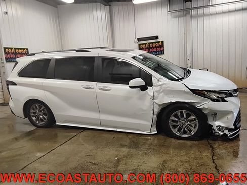 Used 2023 Toyota Sienna XLE w/ XLE Plus Package AWD/4WD image 2