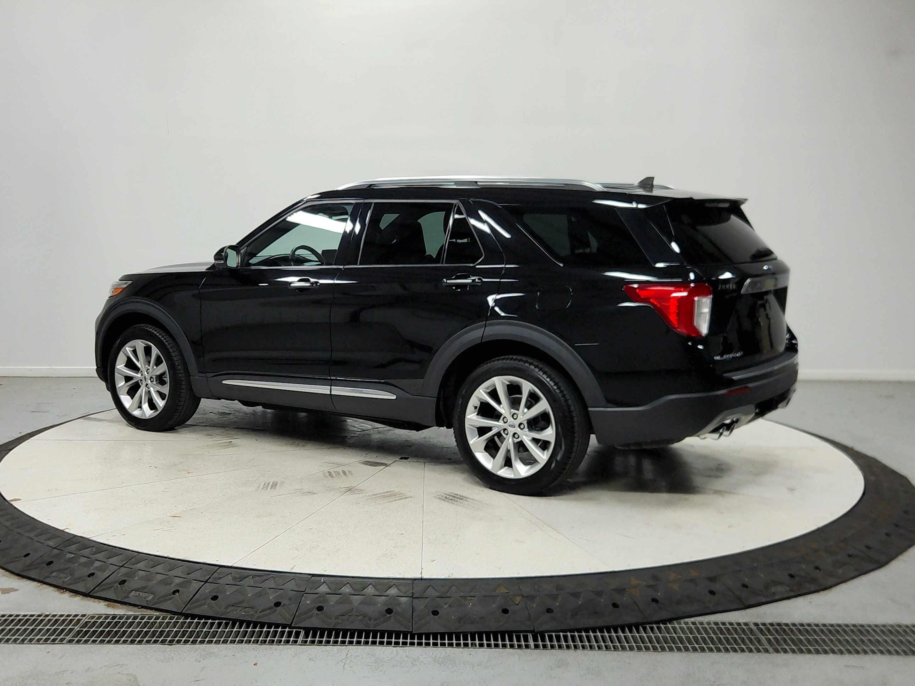 Used 2023 Ford Explorer Platinum w/ Technology Package AWD/4WD image 6