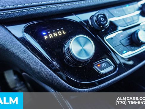 Used 2025 Chrysler Pacifica Limited image 13