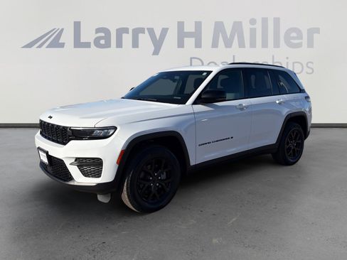 Used 2025 Jeep Grand Cherokee Altitude image 1