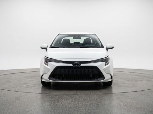 Used 2025 Toyota Corolla LE FWD image 2