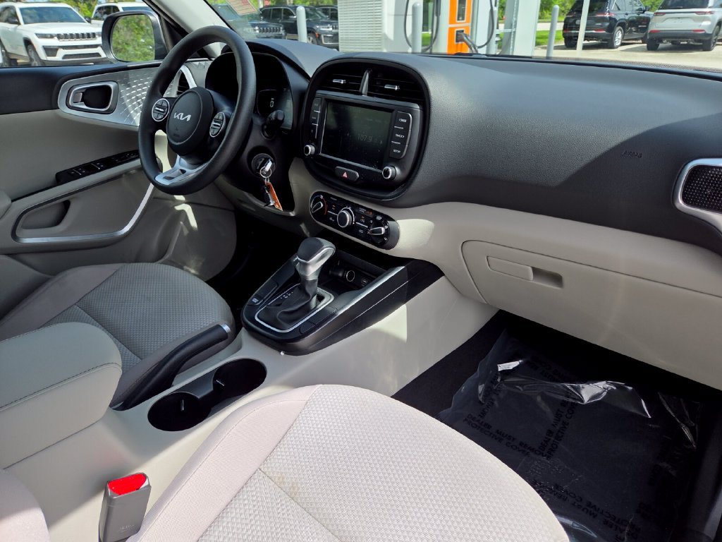 Used 2025 Kia Soul LX w/ LX Technology Package FWD image 14