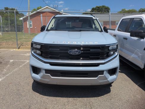 Certified 2025 Ford Expedition Platinum w/ Platinum Ultimate Package AWD/4WD image 3