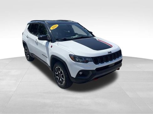 Used 2025 Jeep Compass Trailhawk AWD/4WD image 9
