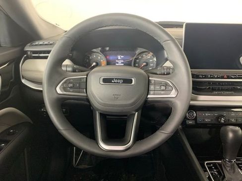 Used 2025 Jeep Compass Limited image 17
