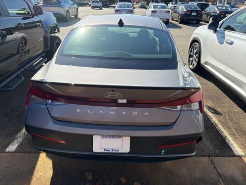 Used 2025 Hyundai Elantra Sport image 7