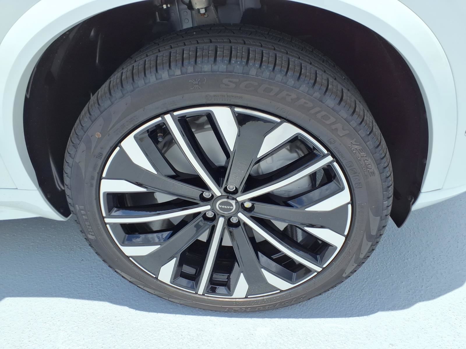 New 2026 Volvo XC90 T8 Plus w/ Protection Package Premier AWD/4WD image 9