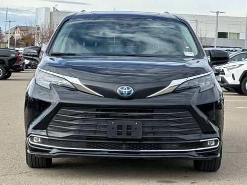 Used 2024 Toyota Sienna XLE image 9