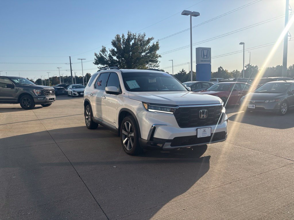 Used 2025 Honda Pilot Elite image 3