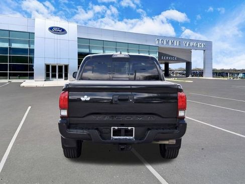 Used 2019 Toyota Tacoma TRD Sport w/ Technology Package image 3