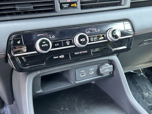 Used 2025 Honda Pilot Sport image 17