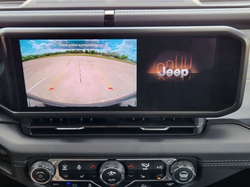 Used 2025 Jeep Wrangler Sahara image 27