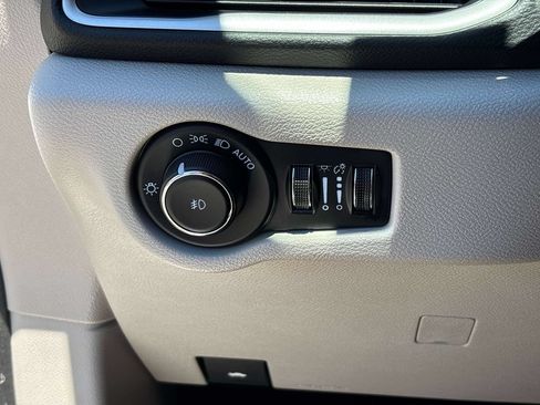 Used 2023 Chrysler Pacifica Touring-L FWD image 22
