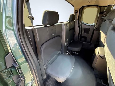 Used 2024 Nissan Frontier SV image 32