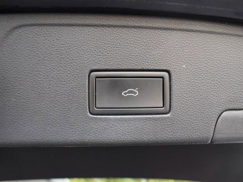 Used 2021 Volkswagen Atlas Cross Sport SE w/ Panoramic Sunroof Package image 18