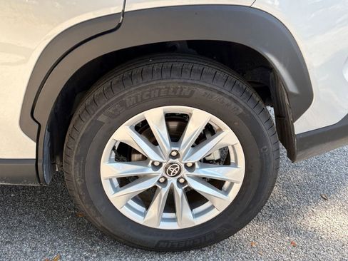 Used 2025 Toyota Corolla Cross LE image 23