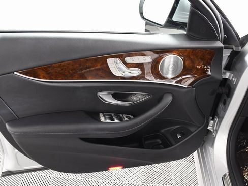 Used 2019 Mercedes-Benz E 300 4MATIC image 14