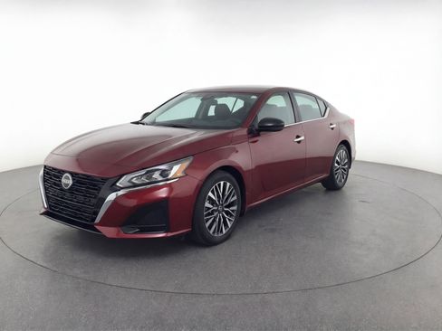 Used 2024 Nissan Altima 2.5 SV FWD image 3