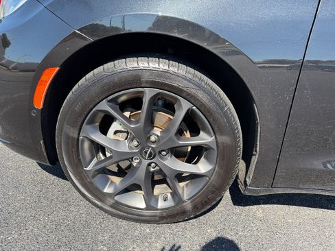 Used 2023 Chrysler Pacifica Touring-L w/ S Appearance Package FWD image 10