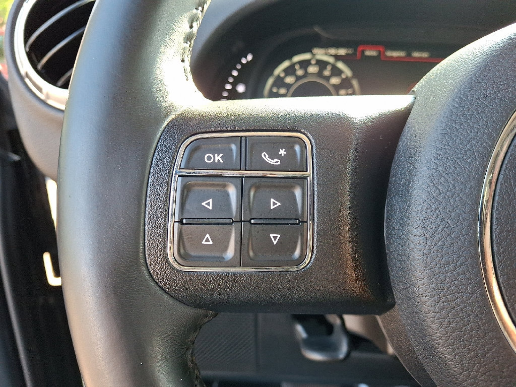 Used 2018 Jeep Wrangler Unlimited Sahara w/ Connectivity Group AWD/4WD image 21