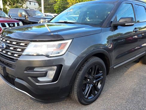 Used 2017 Ford Explorer XLT w/ Equipment Group 202A AWD/4WD image 6