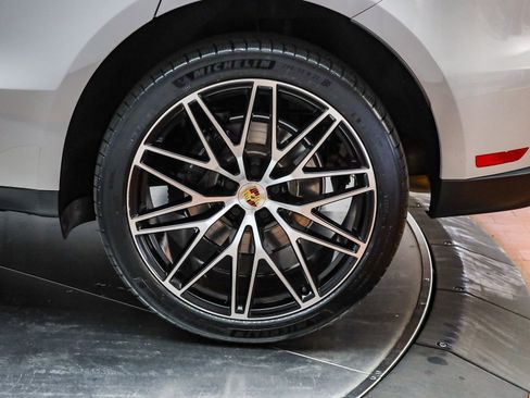 Used 2025 Porsche Macan image 9