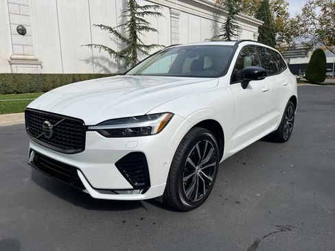 Used 2025 Volvo XC60 B5 Plus image 3