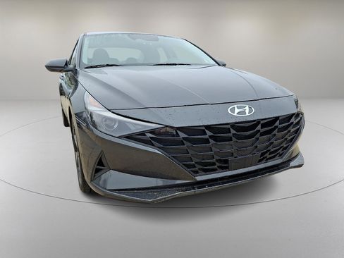 Used 2023 Hyundai Elantra SEL w/ Convenience Package FWD image 2