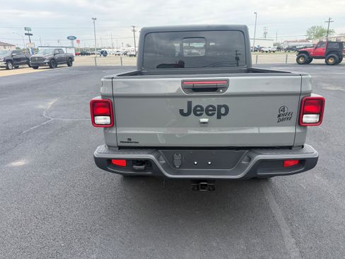 Used 2021 Jeep Gladiator Sport image 6