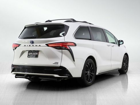 Used 2022 Toyota Sienna XSE image 6
