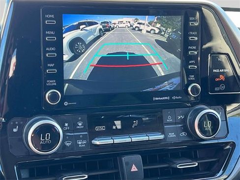 Used 2021 Toyota Highlander XLE image 37