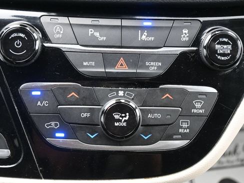 Used 2022 Chrysler Pacifica Touring-L FWD image 17