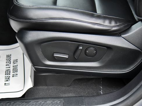 Used 2022 Ford Explorer XLT w/ Equipment Group 202A image 16