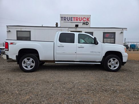 Used 2014 GMC Sierra 2500 Denali w/ Suspension Package, Off-Road image 5