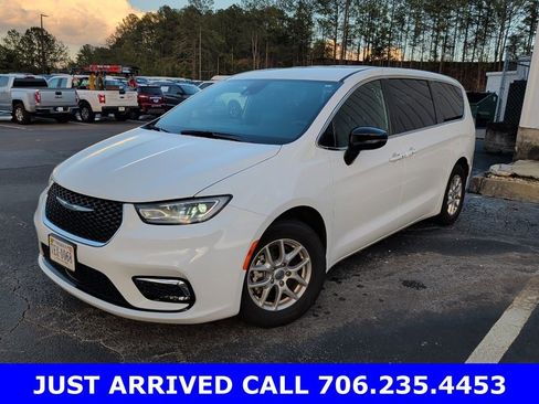 Used 2025 Chrysler Pacifica Select image 3