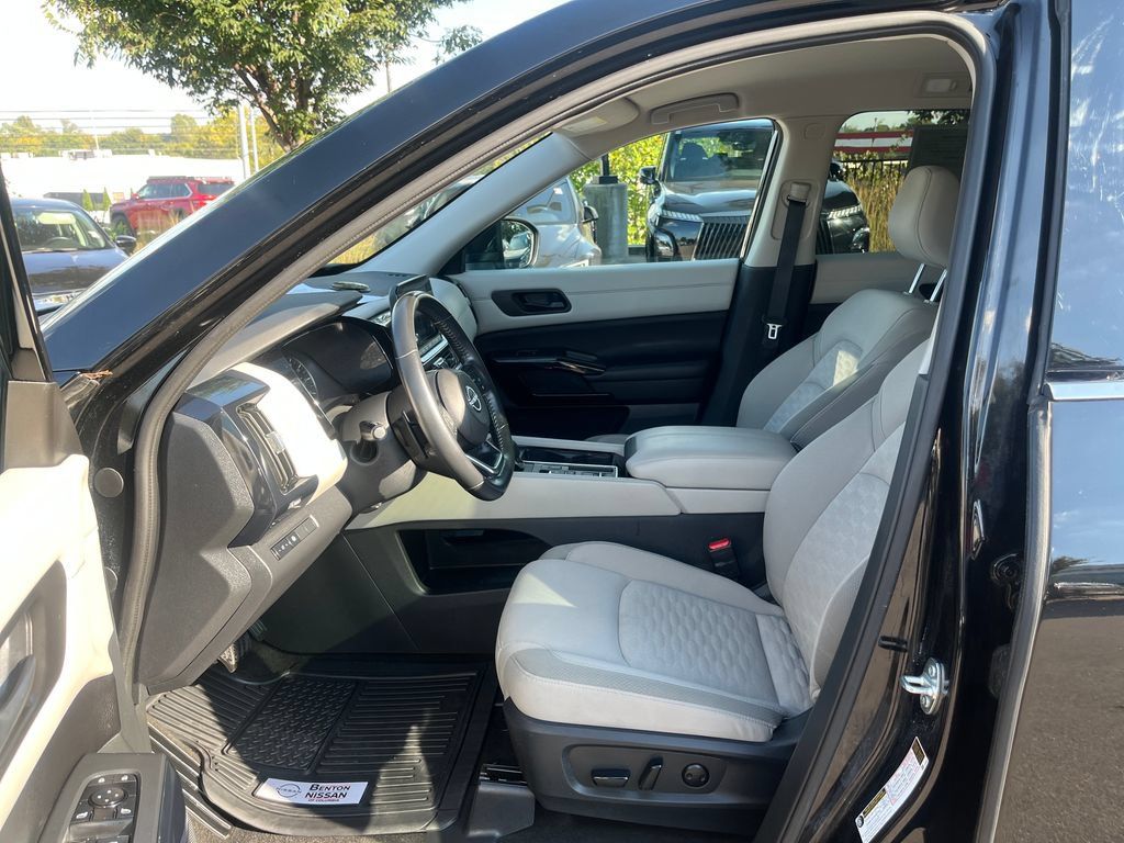 Used 2024 Nissan Pathfinder SV FWD image 24