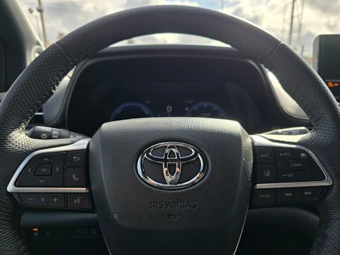 Used 2025 Toyota Sienna Platinum AWD/4WD image 31