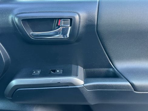 Used 2019 Toyota Tacoma TRD Sport image 18