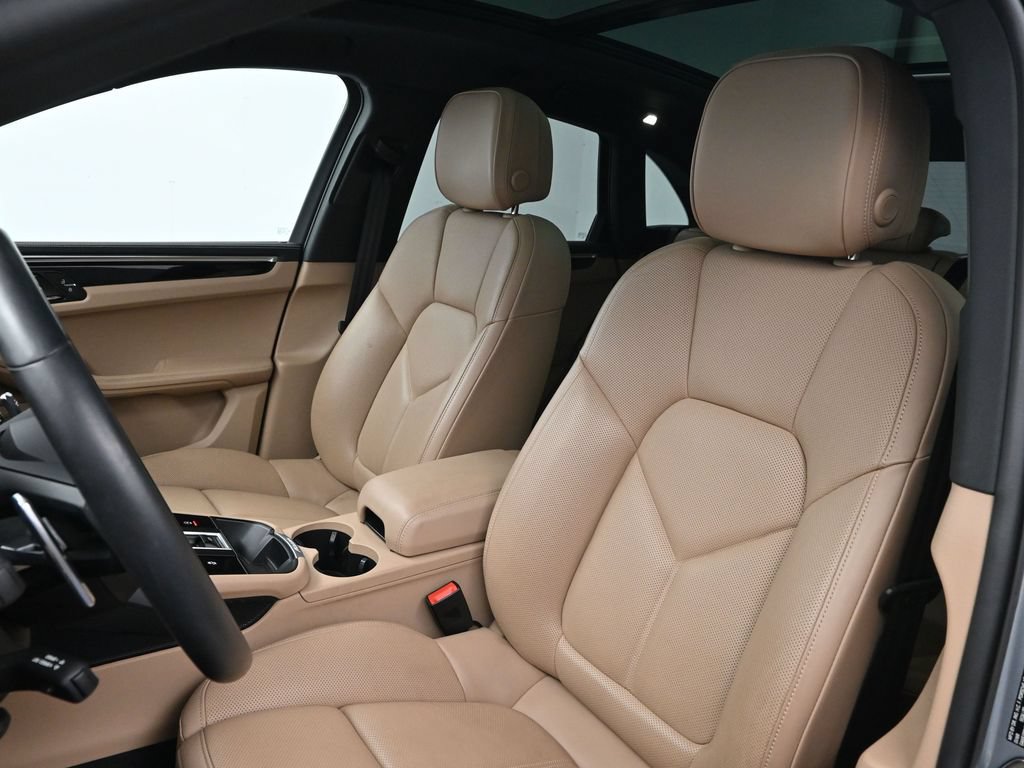 Certified 2023 Porsche Macan AWD/4WD image 5