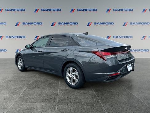 Used 2023 Hyundai Elantra SE w/ Preferred Accessory Package FWD image 3