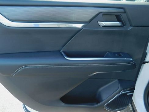 Used 2025 GMC Acadia Elevation image 25