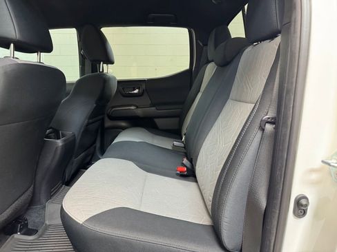 Used 2022 Toyota Tacoma TRD Off-Road image 16