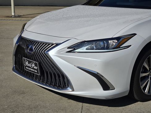Used 2020 Lexus ES 300h w/ Premium Package image 12